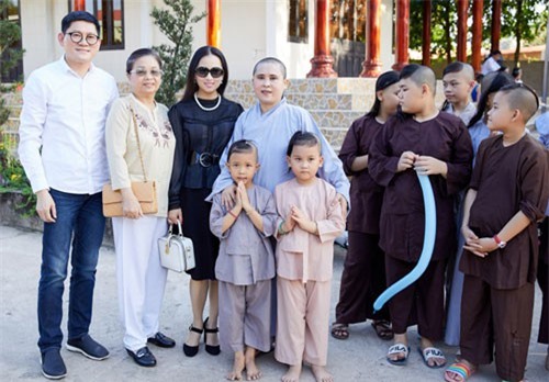 Ca sĩ Hà Phương về nước đi từ thiện cùng mẹ