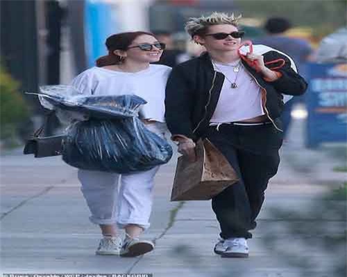 Kristen Stewart ra phố cùng bạn gái mới