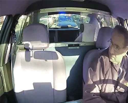 Định cướp của tài xế taxi, tên cướp không biết điều bất ngờ dành cho hắn ngay ở đằng sau