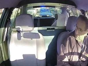 Định cướp của tài xế taxi, tên cướp không biết điều bất ngờ dành cho hắn ngay ở đằng sau