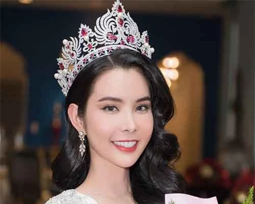 Huỳnh Vy được chủ tịch tổ chức 'Miss Tourism Queen Worldwide' trao bằng công nhận là giám đốc quốc gia của cuộc thi tại Việt Nam. Ảnh:Đại Dương