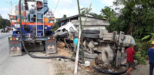 Xe bồn chở nhựa lật nhào vào nhà dân