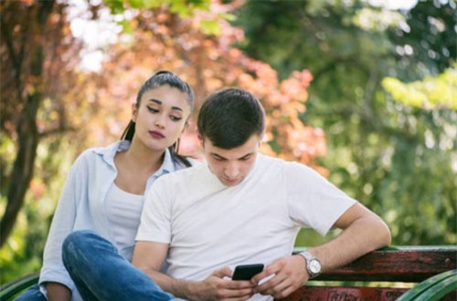 H&#x1ED1;t ho&#x1EA3;ng khi th&#x1EA5;y l&#x1ECB;ch s&#x1EED; t&#xEC;m ki&#x1EBF;m tr&#xEA;n &#x111;i&#x1EC7;n tho&#x1EA1;i c&#x1EE7;a b&#x1EA1;n g&#xE1;i