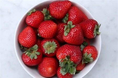 Clip: Cách làm ông già Noel cực đáng yêu từ dâu tây