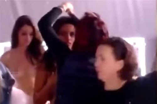 Người đẹp 20 tuổi bị lộ vòng 3 trên sóng trực tiếp gây bức xúc dư luận