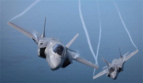 Siêu tiêm kích F-35B lần đầu cất hạ cánh thẳng đứng trên tàu sân bay Anh 