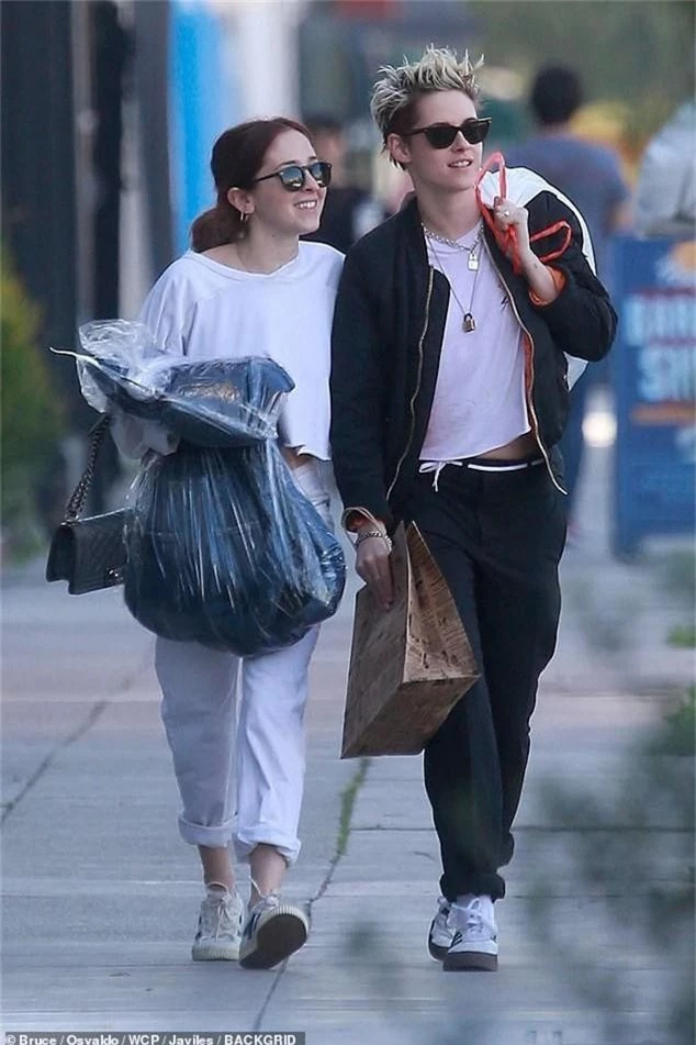 Kristen Stewart ra phố cùng bạn gái mới - Ảnh 2.
