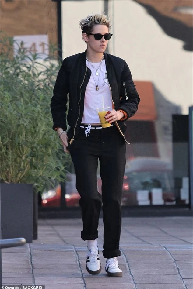 Kristen Stewart ra phố cùng bạn gái mới - Ảnh 3.
