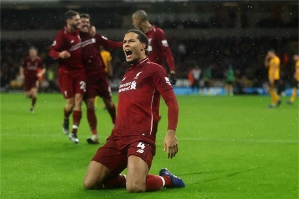 Van Dijk đệm bóng ấn định chiến thắng cho Liverpool (Ảnh: Getty)