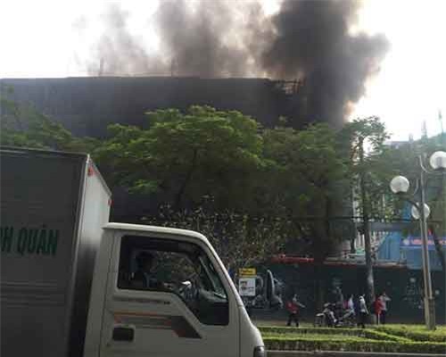 Cháy lớn gần trường học tại Hà Nội, khói bốc cao cả chục mét