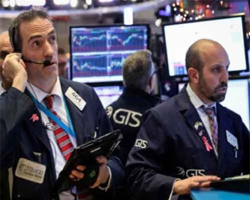 Các nhà giao dịch cổ phiếu trên sàn NYSE ở New York, Mỹ - Ảnh: Reuters.