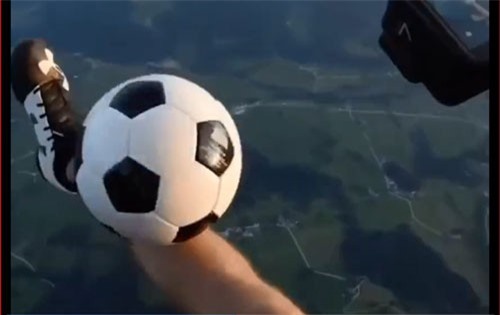 Clip: Mãn nhãn với màn tâng bóng nghệ thuật trên không trung 