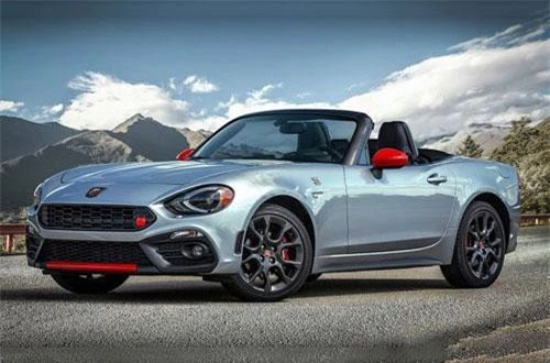 1. Fiat 124 Spider 2019 (giá khởi điểm: 24.995 USD).