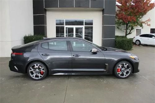 10. Kia Stinger 2019 (giá khởi điểm: 32.900 USD).