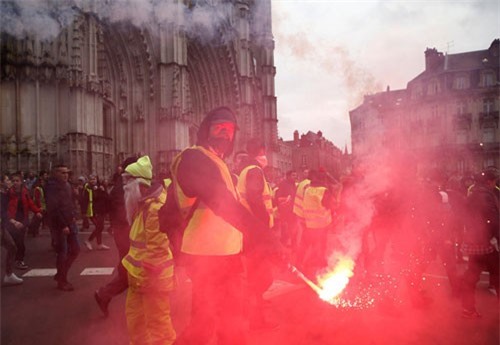 Pháp tiếp tục chìm trong bạo động, 140 người “Áo vàng” bị bắt