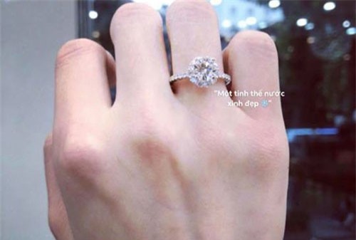 MC Minh Hà bất ngờ khoe nhẫn kim cương ở ngón áp út, dân mạng đồn đoán sắp 'theo chồng bỏ cuộc chơi'?