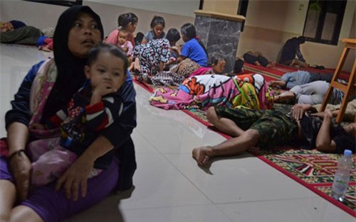 Tình cảnh tại hiện trường hứng chịu sóng thần ở Indonesia