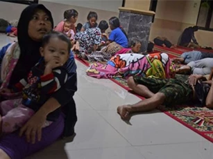 Tình cảnh tại hiện trường hứng chịu sóng thần ở Indonesia