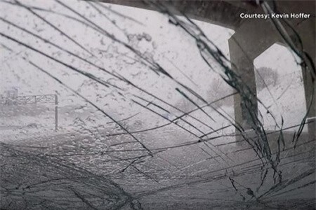 Clip: 'Đứng tim' trước cảnh kính chắn gió ô tô vỡ toang vì tuyết rơi trúng