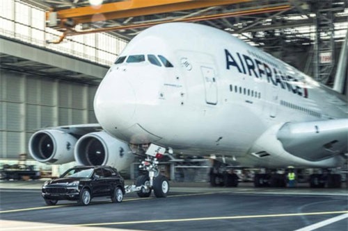 CLIP: Porsche Cayenne Turbo S trổ tài kéo máy bay nặng 285 tấn