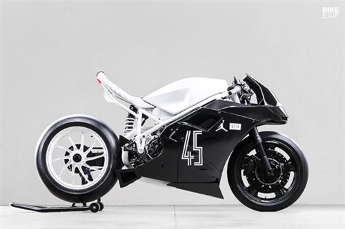 Soi Ducati 916 độ “ton-sur-ton” với giày thể thao Air Jordan