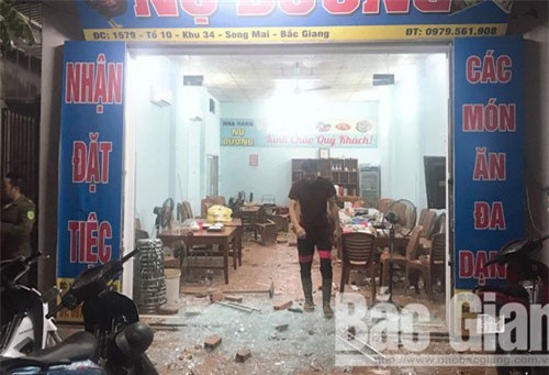 Mâu thuẫn tại quán ăn, hai nhóm thanh niên lao vào chém nhau