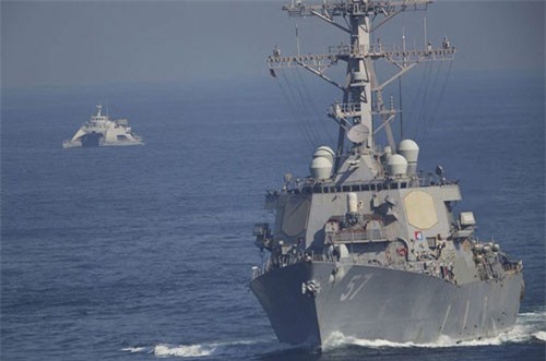 Iran đe dọa đóng cửa eo biển Hormuz, nã rocket gần tàu sân bay Mỹ