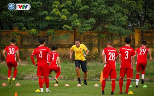 Cận cảnh ĐT Việt Nam tập luyện buổi đầu tiên với HLV thể lực mới