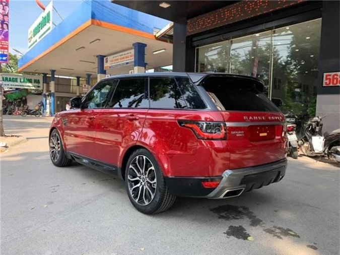 So với bản tiêu chuẩn, Range Rover Sport HSE 2018 có nhiều khác biệt ở ngoại thất