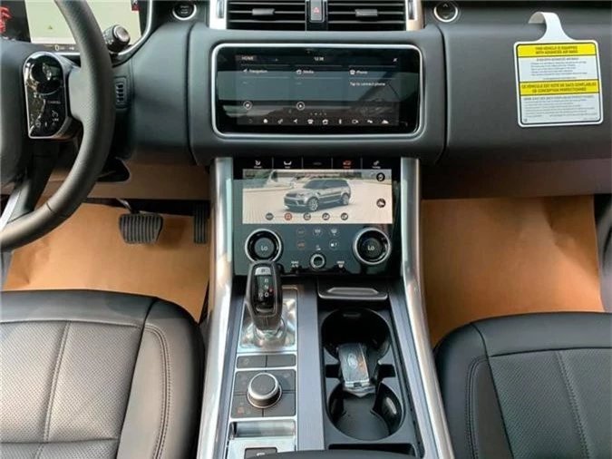 Range Rover Sport HSE 2018 sử dụng cần số lộ thiên thay cho kiểu núm xoay trên Range Rover HSE 2018