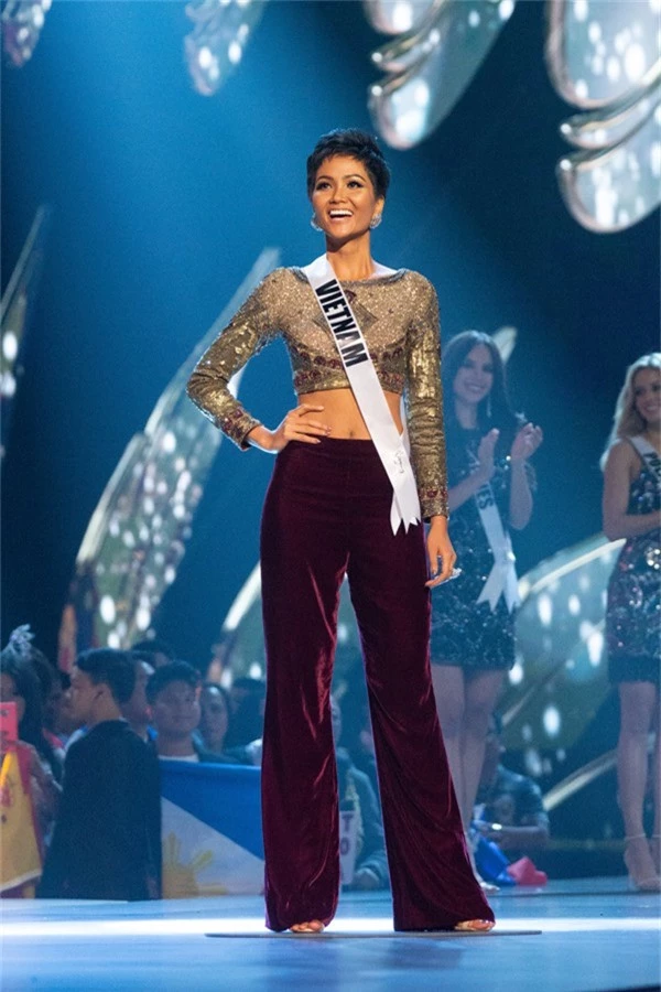 HHen Niê gây ấn tượng mạnh trong đêm chung kết Miss Universe ngày 17/12.