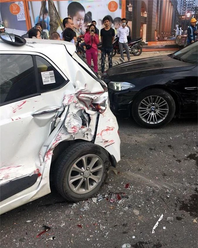 Hà Nội: Tai nạn liên hoàn, 5 ô tô hư hỏng - Ảnh 2.