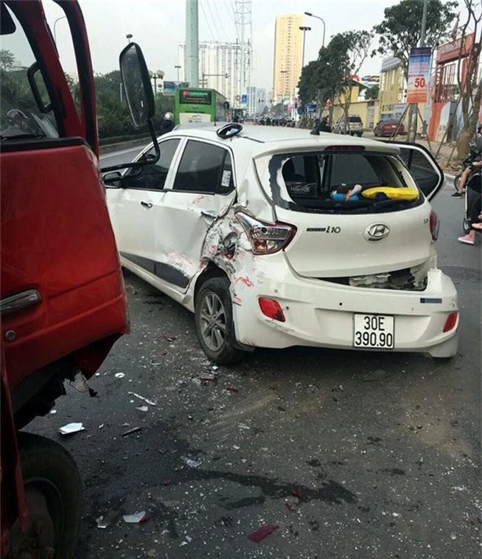 Hà Nội: Tai nạn liên hoàn, 5 ô tô hư hỏng - Ảnh 3.