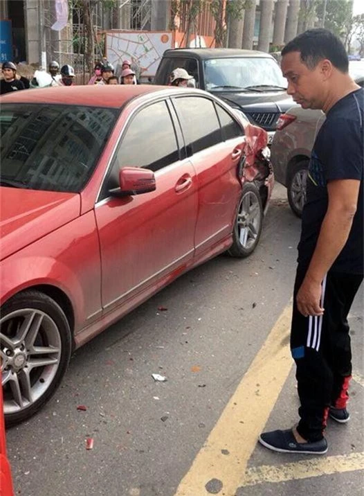 Hà Nội: Tai nạn liên hoàn, 5 ô tô hư hỏng - Ảnh 5.