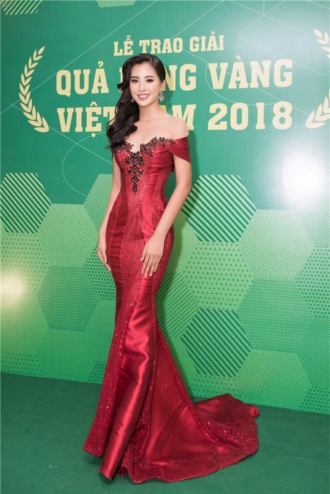 Hoa hậu Trần Tiểu Vy bối rối khi chạm mặt cầu thủ Quang Hải - Ảnh 1.