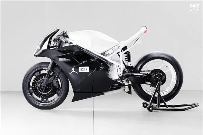 Soi Ducati 916 độ “ton-sur-ton” với giày thể thao Air Jordan ảnh 11