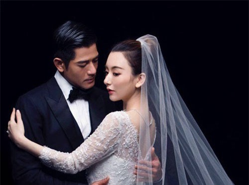 Nhan sắc cô vợ kém 22 tuổi sắp sinh con thứ 2 cho thiên vương 6,2 nghìn tỷ