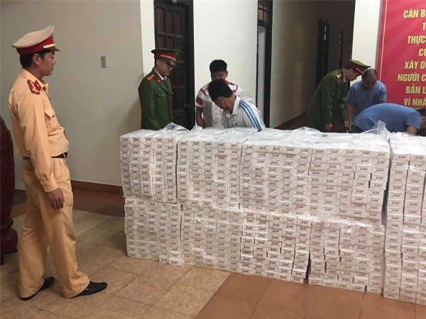 TP- Huế: Bắt giữ xe đầu kéo chở 15.000 gói thuốc Jet nhập lậu