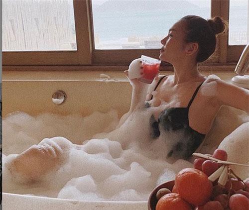 Siêu mẫu Thanh Hằng khoe ảnh sexy tắm bồn, cưỡi 'siêu xe' độc lạ