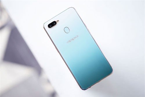 Trên tay Oppo F9 màu xanh phỉ thúy