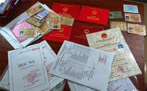 Bắt nhóm làm giả hàng trăm loại giấy tờ, từ học bạ đến bằng lái xe