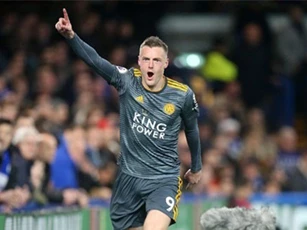 Vardy lập công, Leicester ‘chôn vùi’ Chelsea