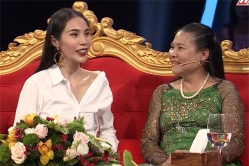 Hai người phụ nữ 'chống lưng' cho Thủy Tiên vượt qua cú sốc từng bị lạm dụng