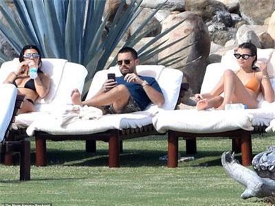 'Tay chơi' Scott Disick đi nghỉ cùng bạn gái mới và cũ