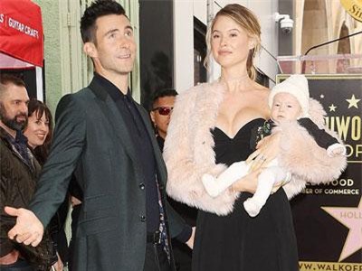 Adam Levine và Behati Prinsloo bình yên nghỉ giáng sinh tại nhà