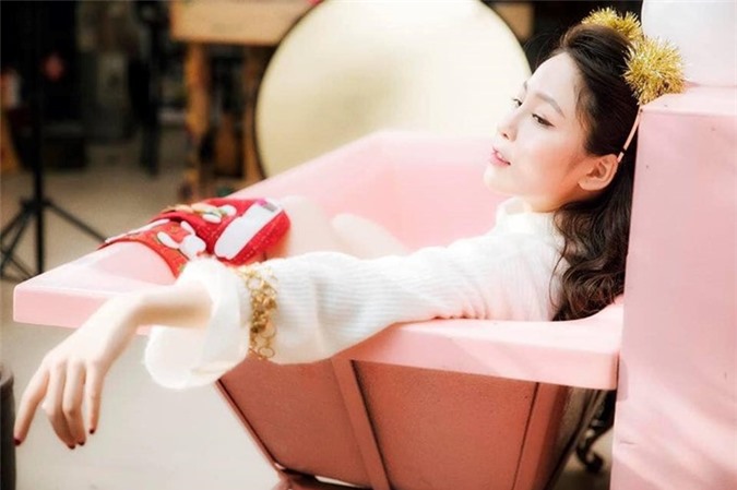 Sợ fan quên tên, hot girl Trâm Anh lại làm điều gây 'sốc' trong mùa Giáng sinh