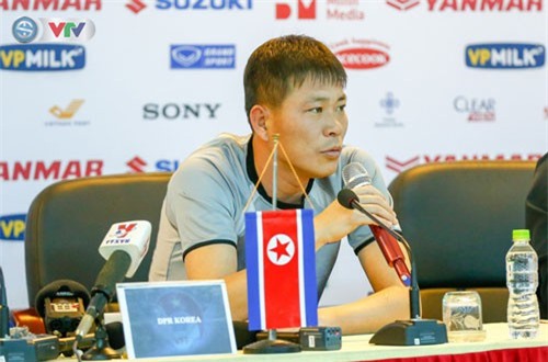 Trước trận giao hữu, HLV CHDCND Triều Tiên Kim Yong Jun ca ngợi sức mạnh của ĐT Việt Nam 