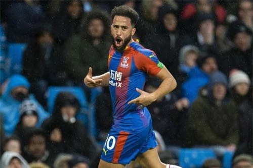 Tiền vệ: Andros Townsend (Crystal Palace). Tiền vệ: Andros Townsend (Crystal Palace).