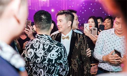 Cả thôn vây kín xem Mr. Đàm hát ở tiệc cưới "khủng" của đại gia Hưng Yên