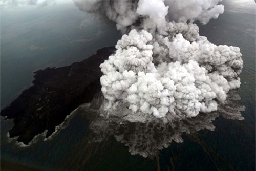 Indonesia: Núi lửa Anak Krakatau tiếp tục phun trào